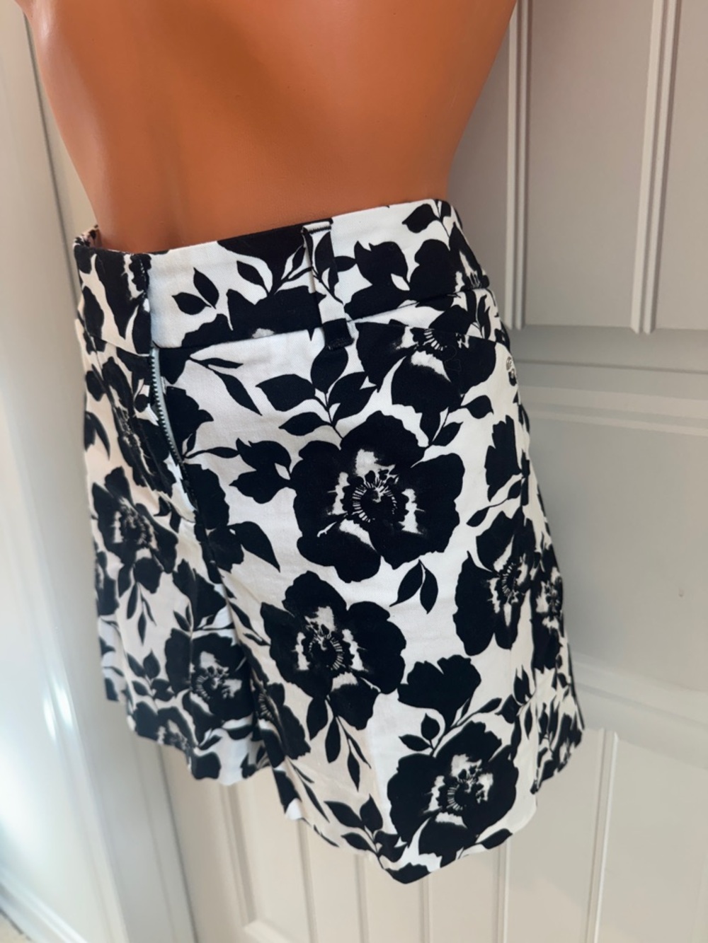 WHBM Mid Rise Floral Print Shorts 2 $68 NWOT Black White Ecru - Picture 2 of 14